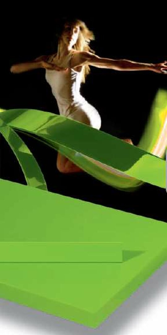 tänzende Frau mit Kante im Vordergrund statja_o_2021_3