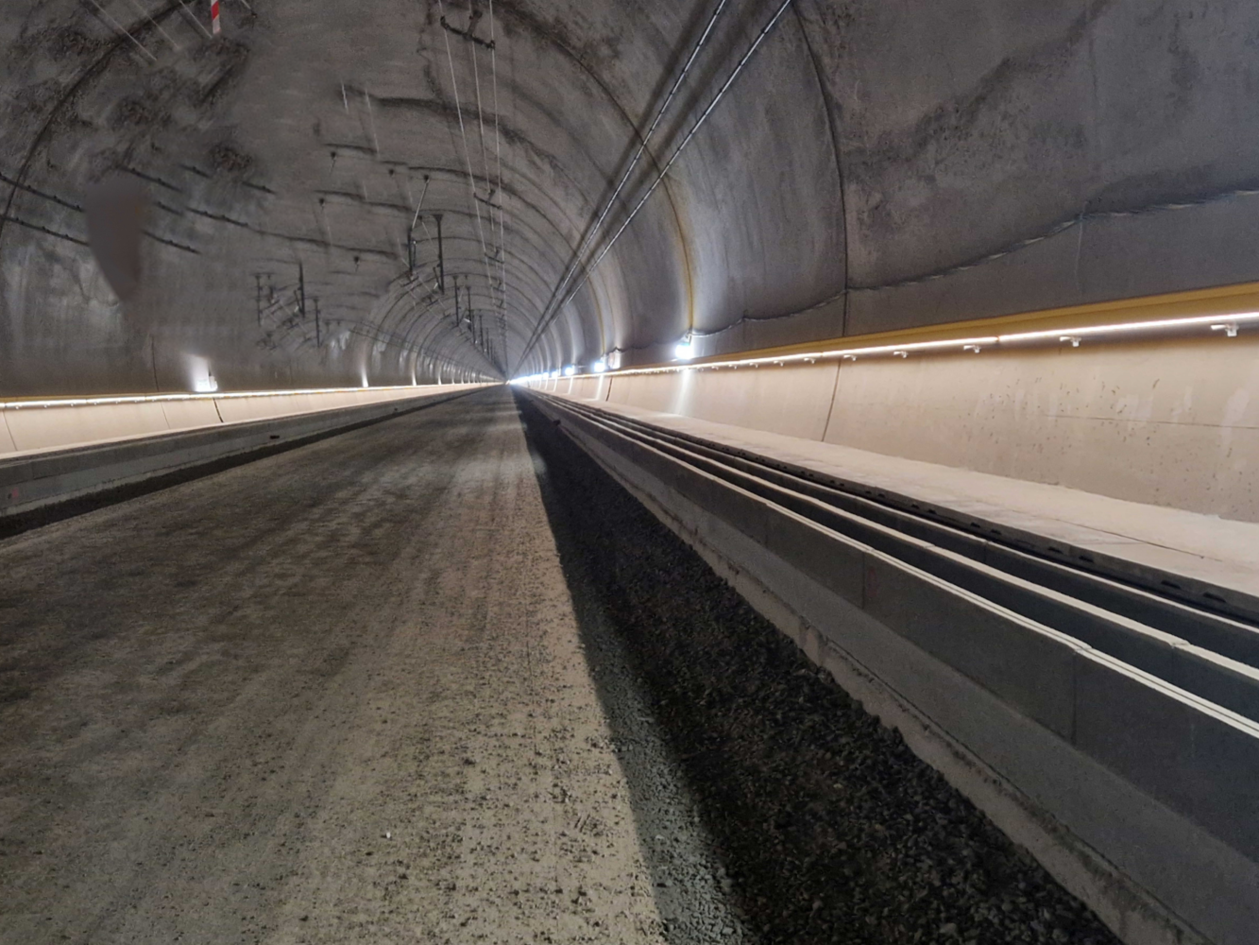 Döllken Profiles/SURTECO macht Tunnel mit beleuchteten Handläufen sicherer